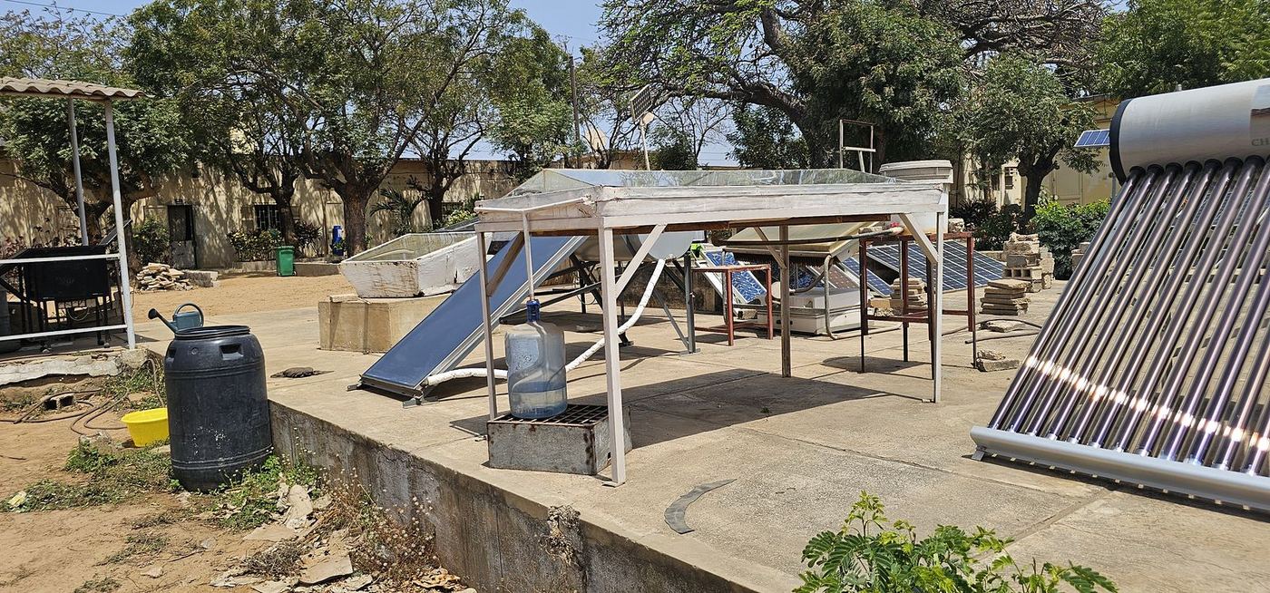 Panneaux et chauffe-eau solaires sur la plateforme d’essais