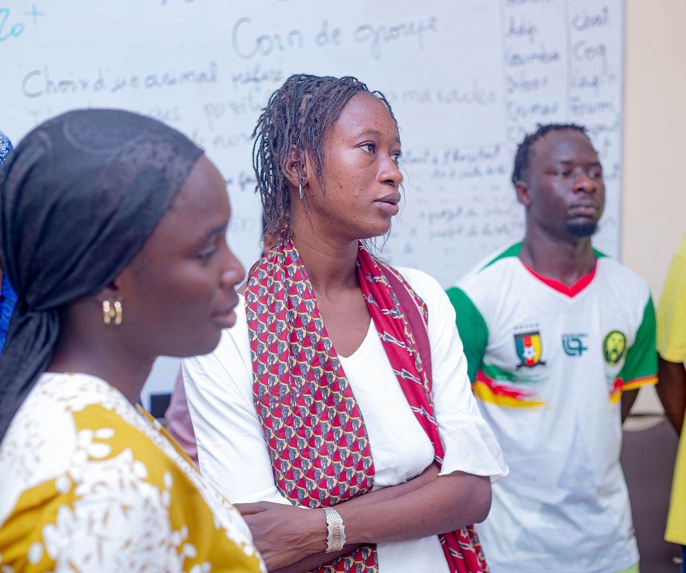 Trois apprenant·e·s pendant la présentation des pays