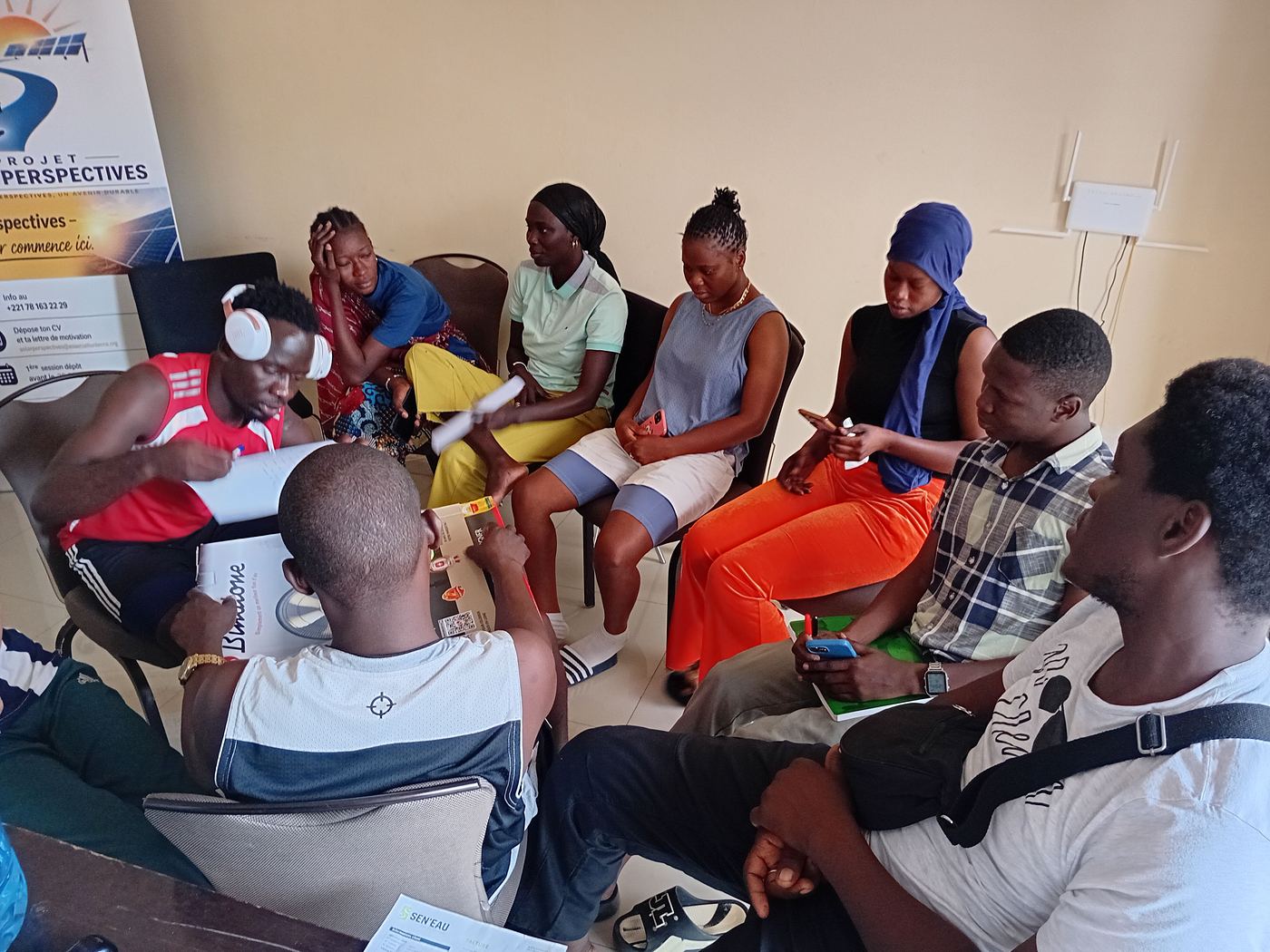 Travail en groupe dans la salle