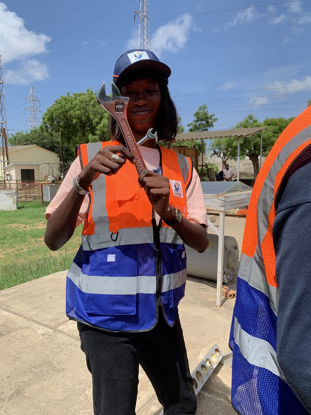 Une apprenante en tenue de chantier