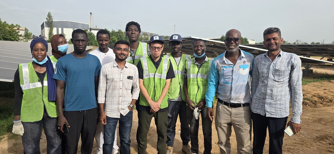La cohorte en visite d’une centrale photovoltaïque