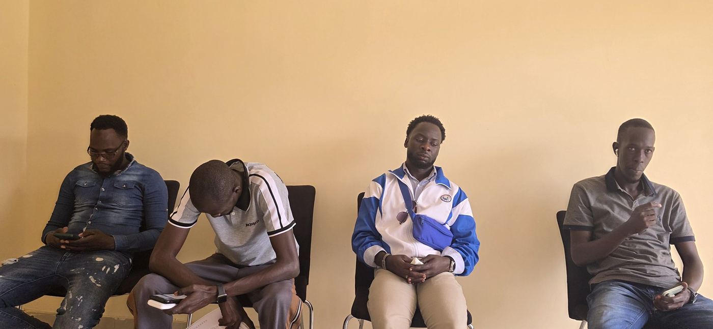Des candidat·e·s attendent leur entretien