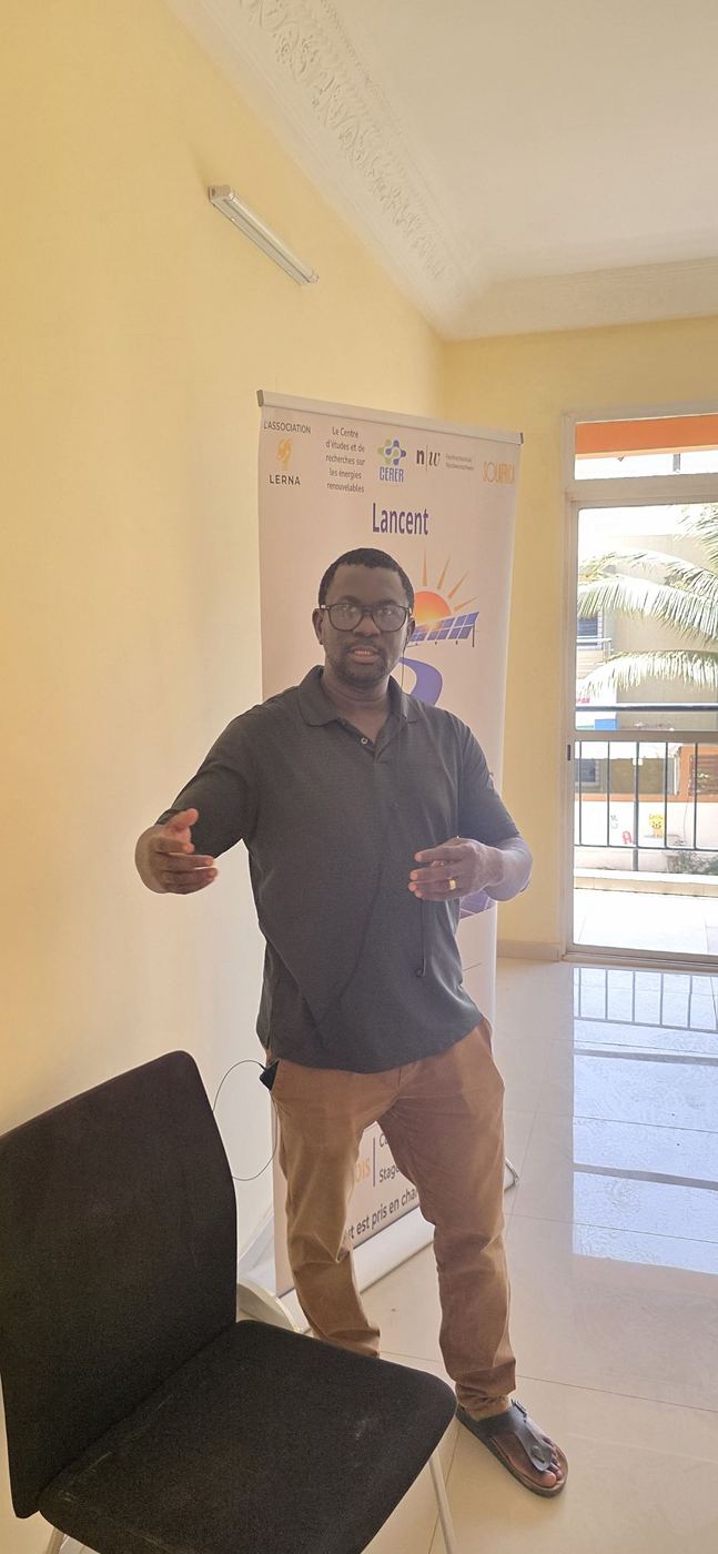 Un candidat se présente devant l’affiche de Solar Perspectives