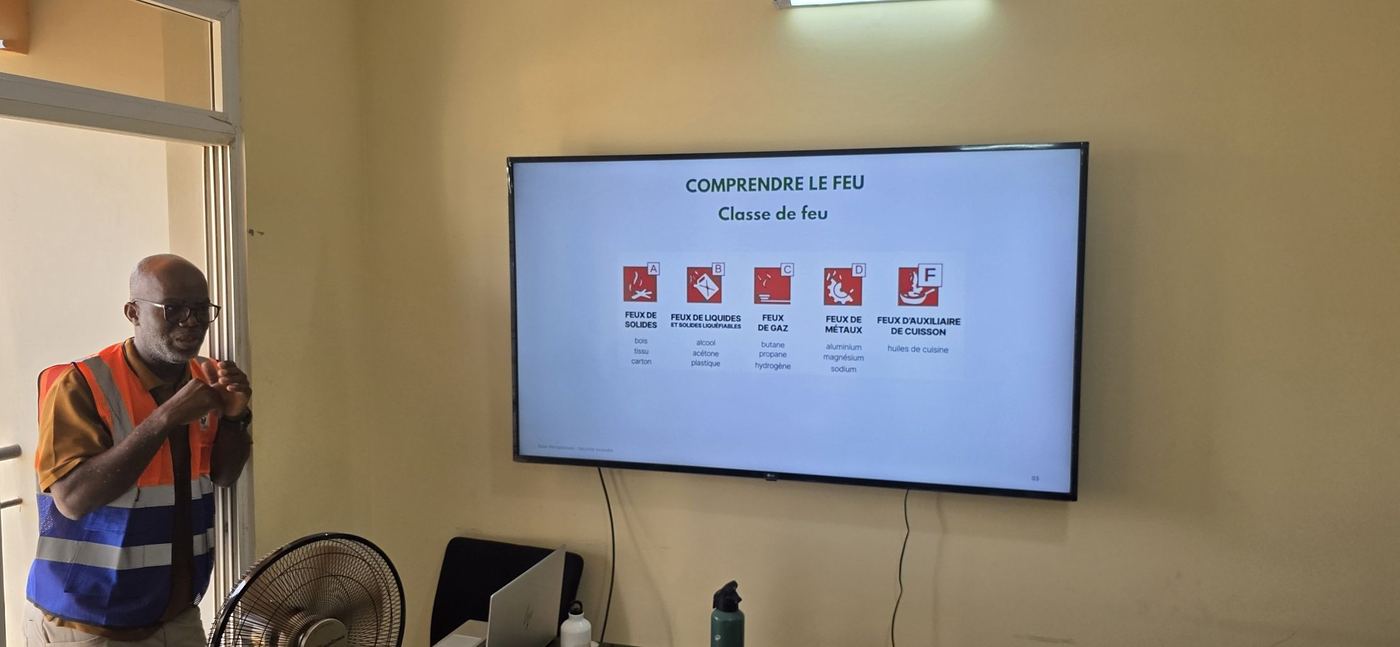 Les apprenant·e·s suivent la présentation sur la sécurité