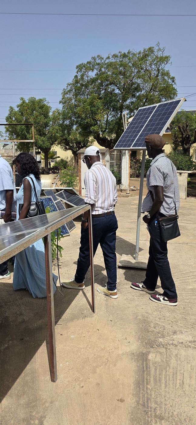 Un panneau solaire sur son support, sur le site du CERER