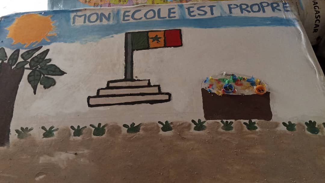 Peinture d’enfant : « Mon école est propre », avec le drapeau du Sénégal