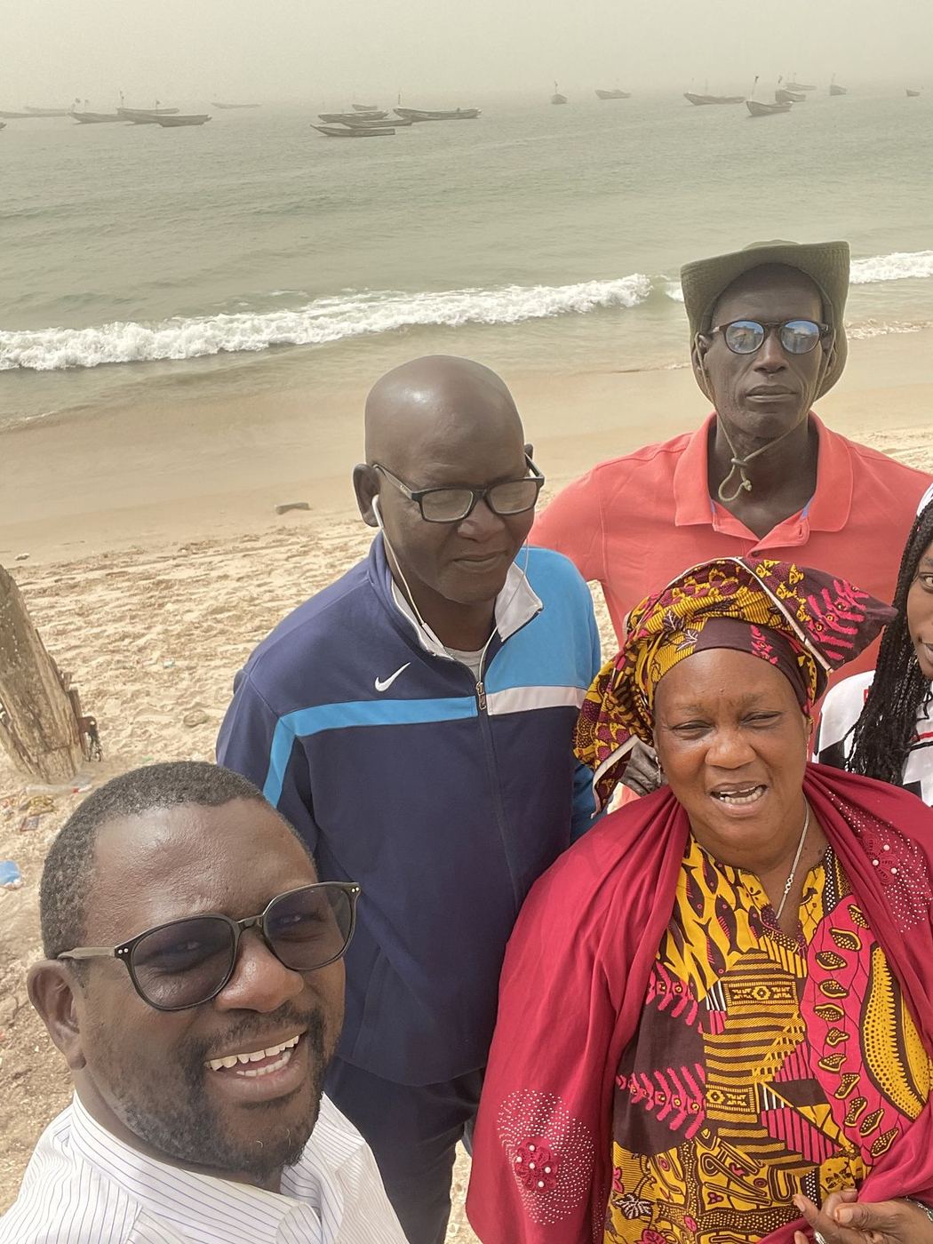 Mère Fatou Samba et l’équipe de LERNA, face à la mer