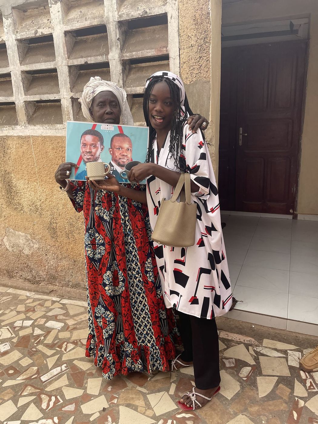 Mère Fatou Samba et une membre de l’équipe devant la maison