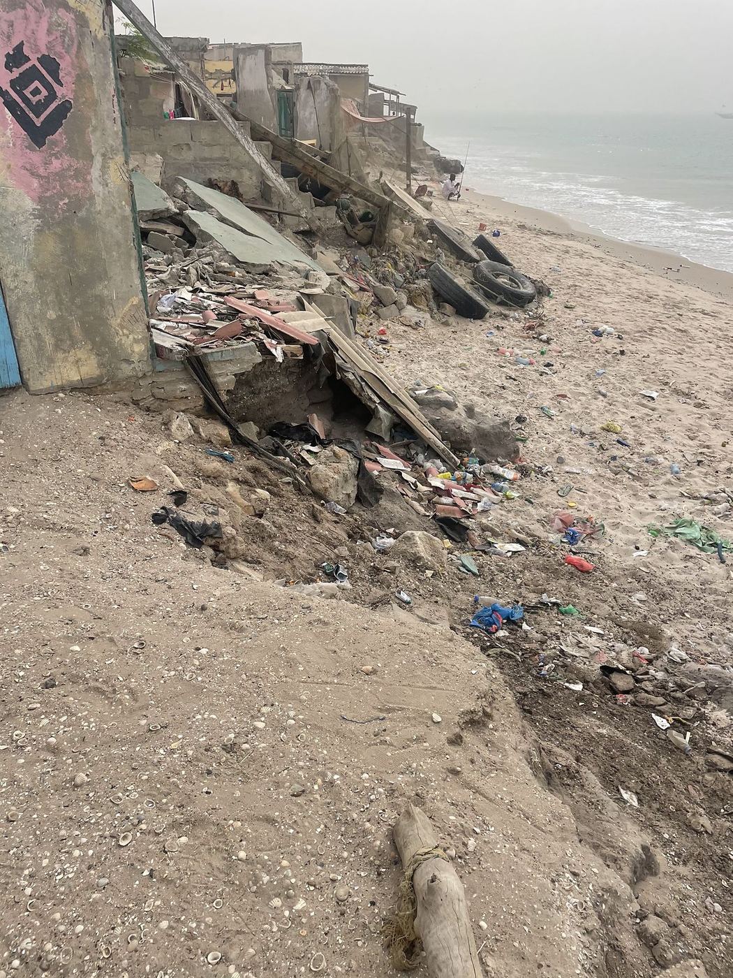 Un mur effondré sur la plage de Bargny, rongée par la mer