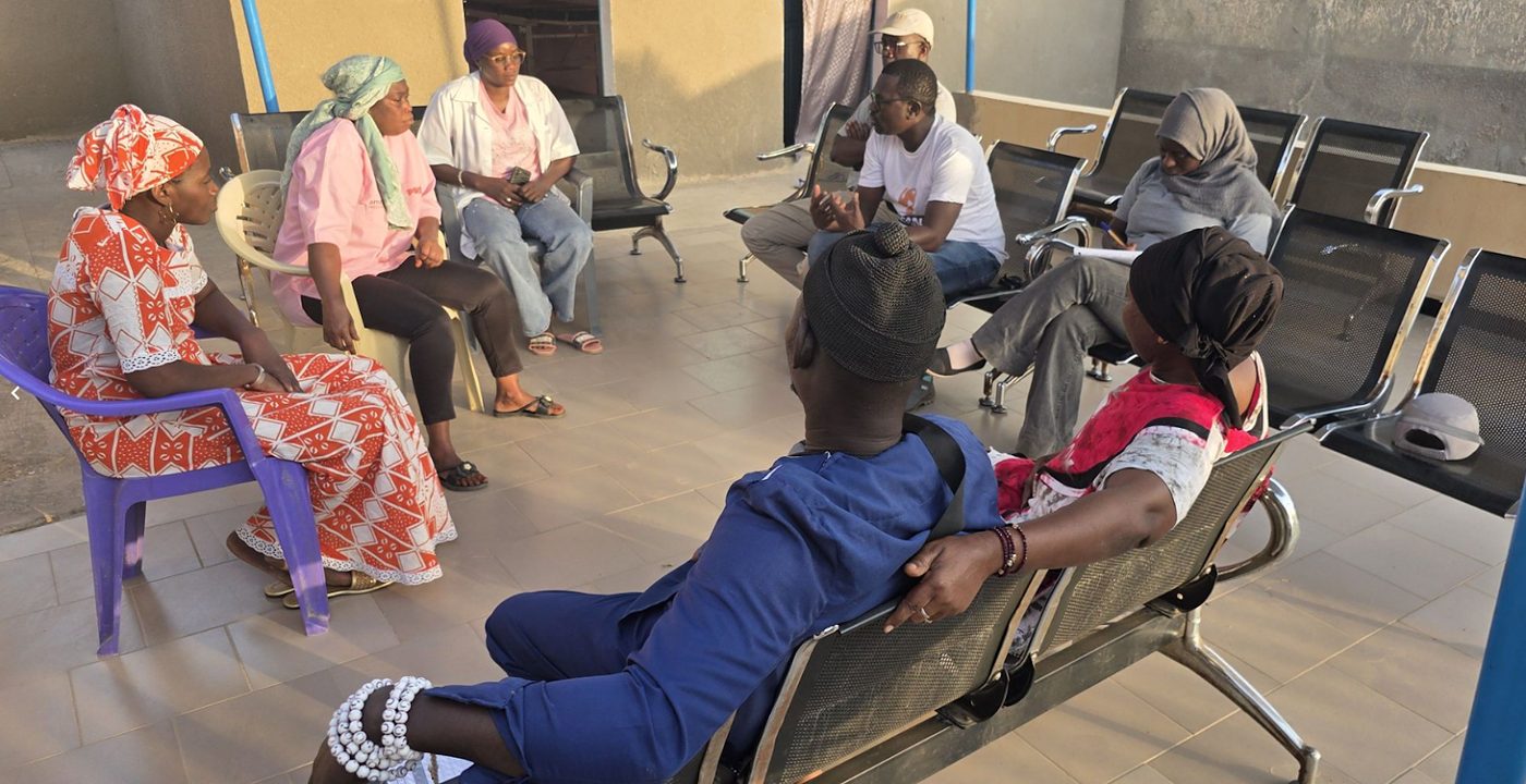 Rencontre avec la communauté dans la salle d’attente du poste de santé