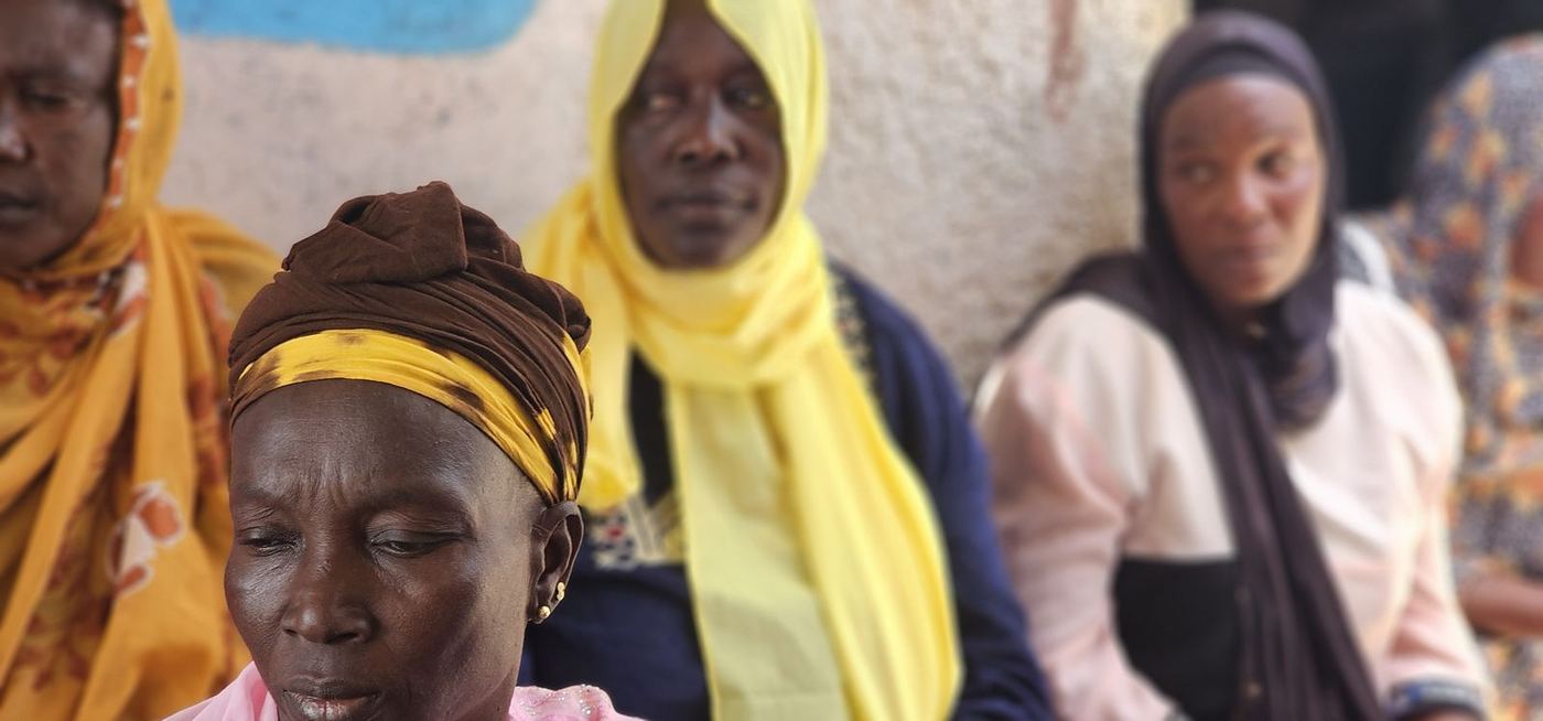 Des femmes de Bargny écoutent les échanges, assises côte à côte