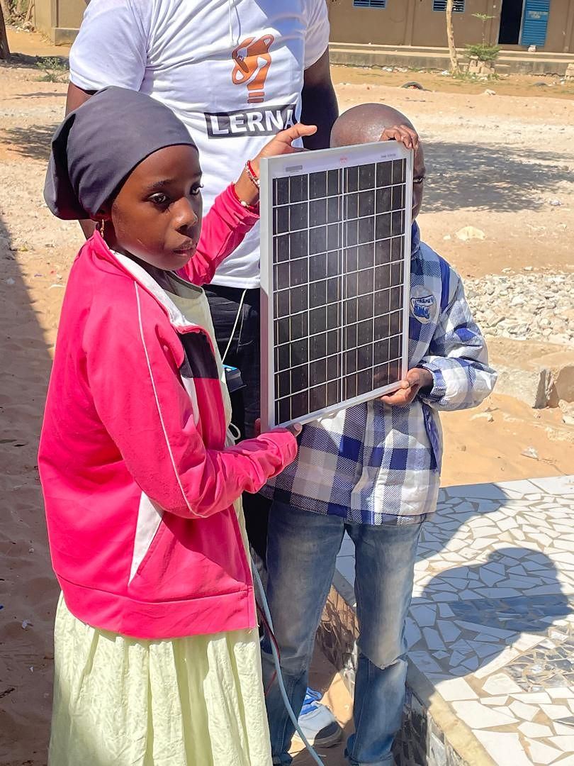 Sensibilisation et démonstration solaire à l’école Unité 19 de Jaxaay