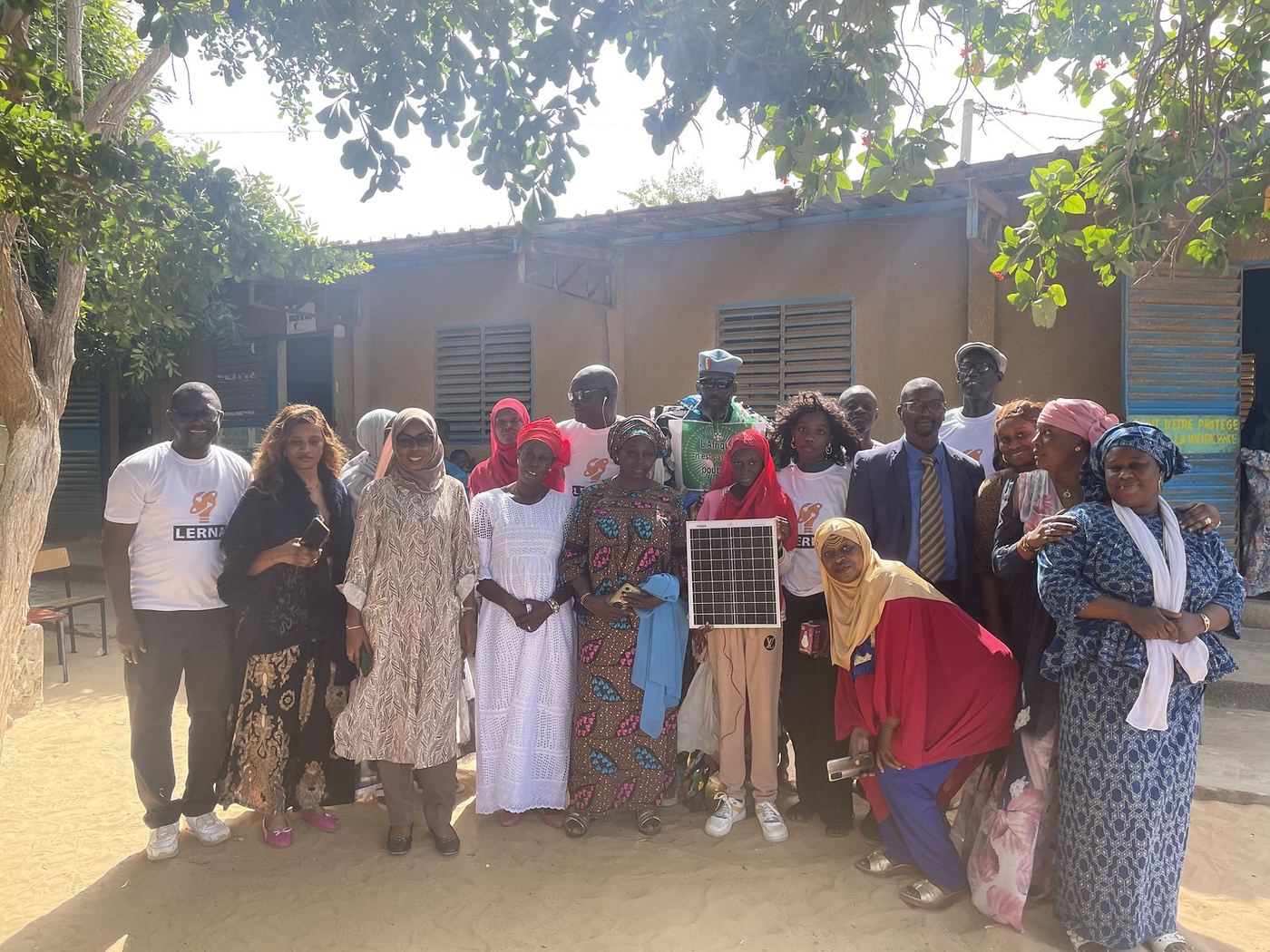 Élèves, enseignants et équipe de LERNA réunis autour d’un panneau solaire