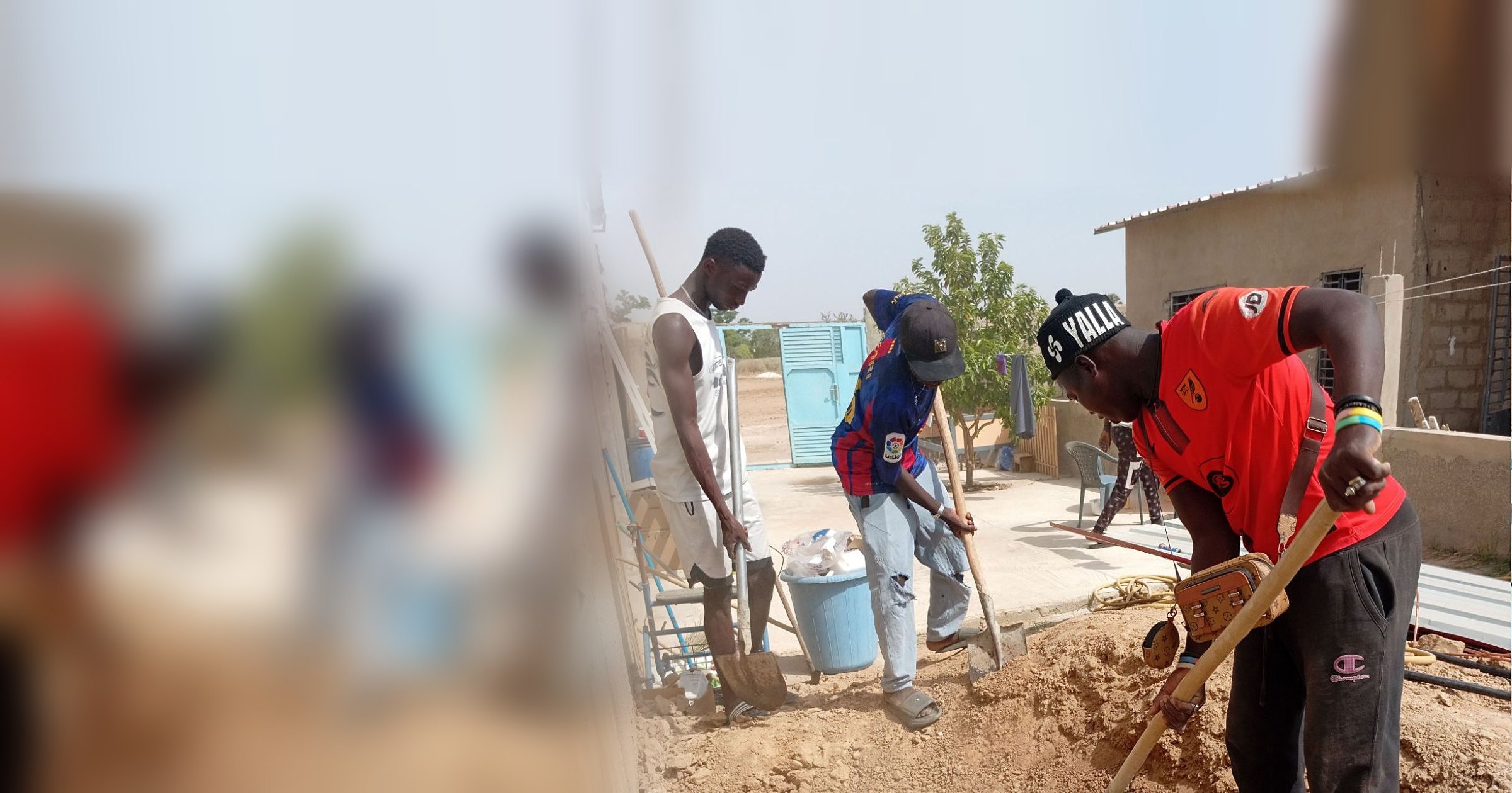 Trois jeunes creusent une tranchée à la pelle, au pied d’un bâtiment