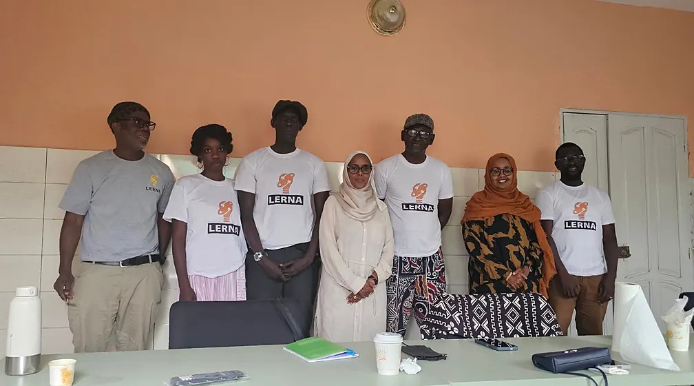 L’équipe de LERNA, en tee-shirts de l’association, réunie dans une salle