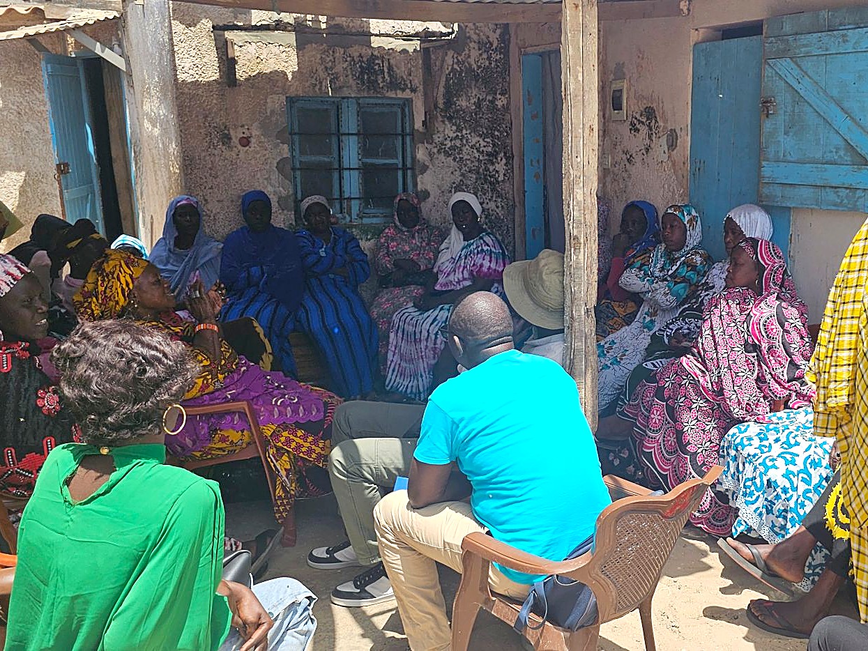 Une rencontre avec des femmes du quartier, assises en cercle dans une cour