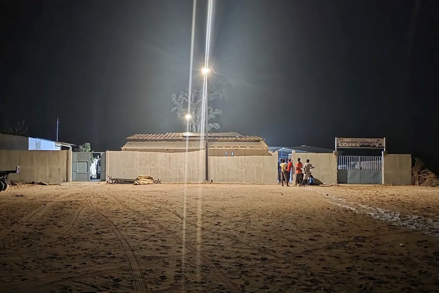 Le poste de santé de Mbafaye Sandock, la nuit, éclairé par ses lampadaires solaires