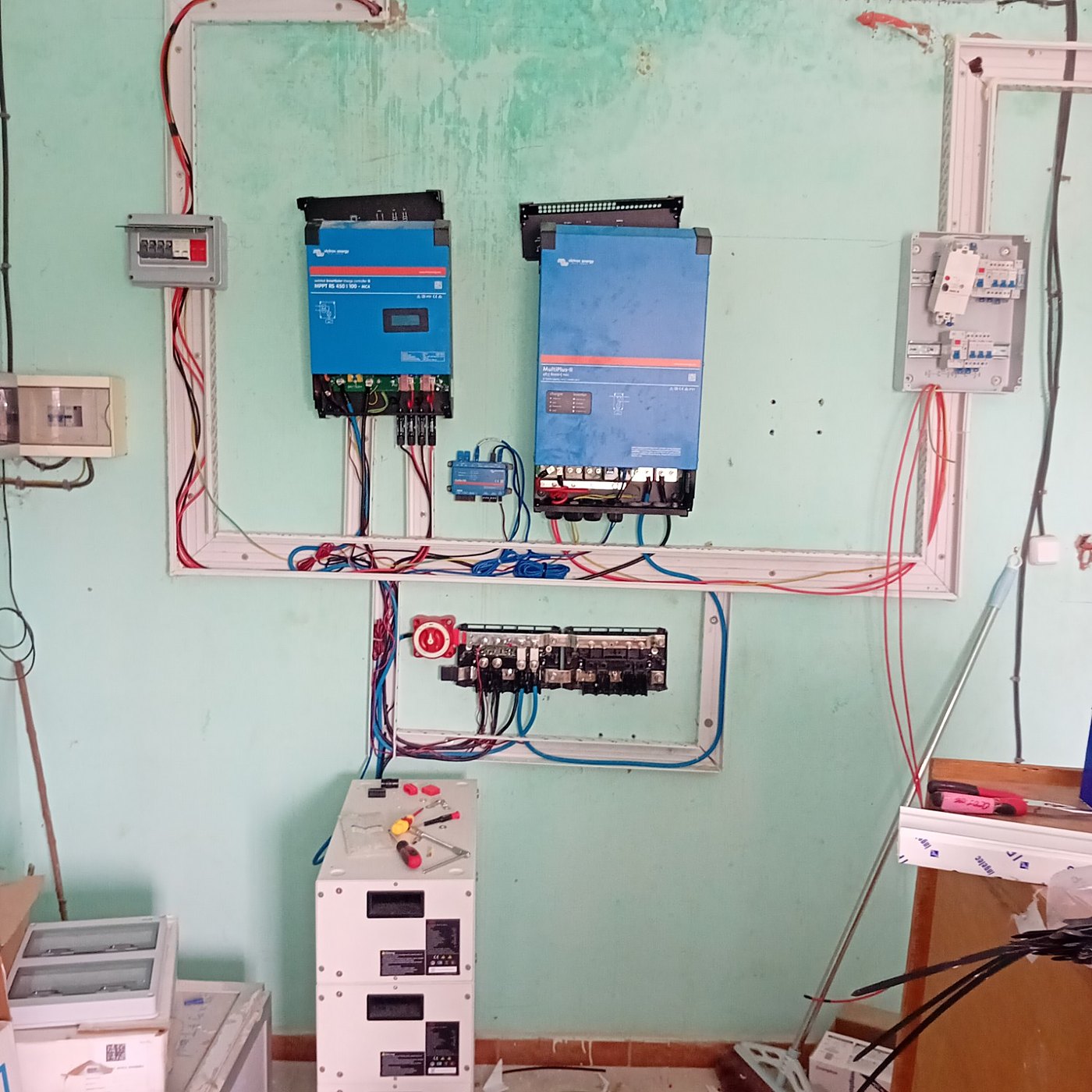 L’installation en cours de pose dans un poste de santé : régulateur, onduleur et batteries
