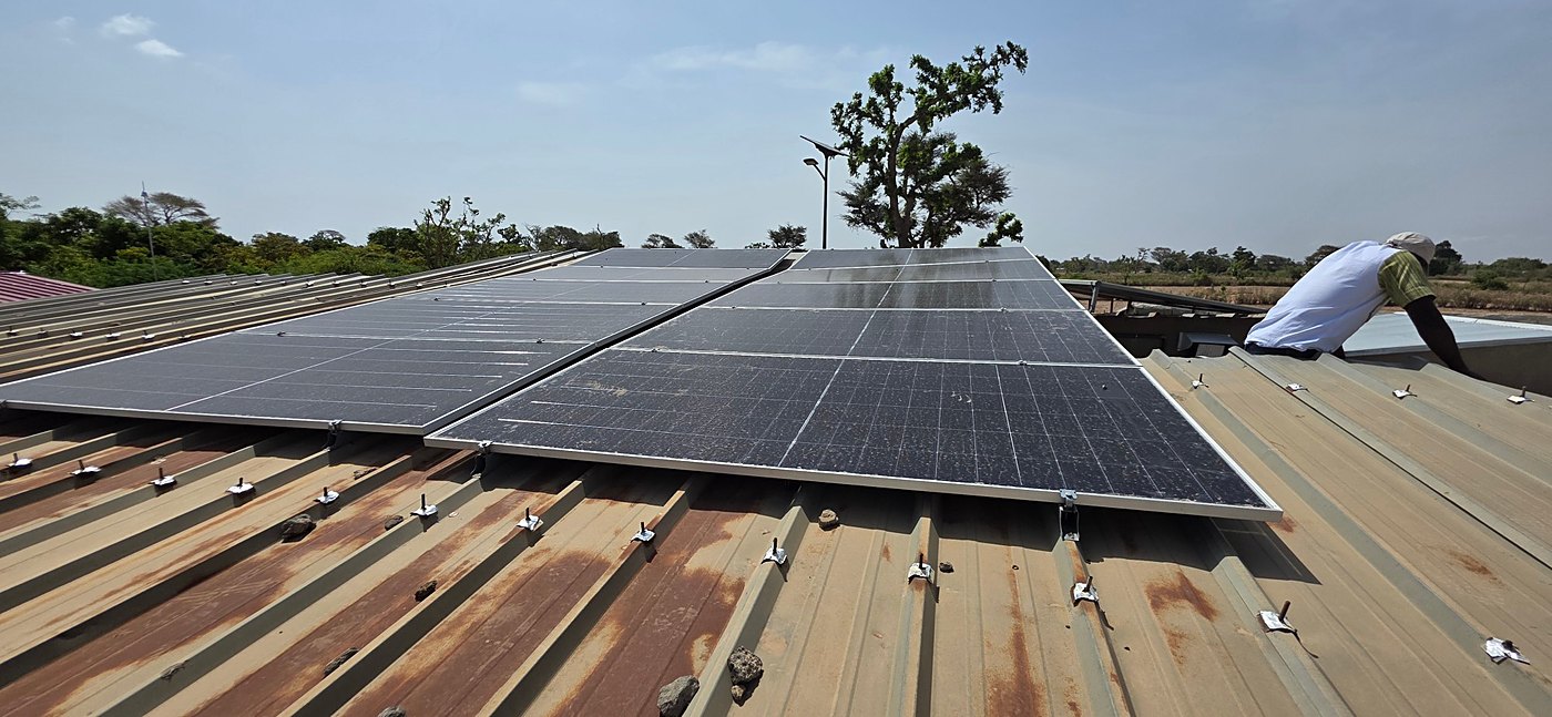 Les panneaux solaires posés sur le toit en tôle d’un poste de santé