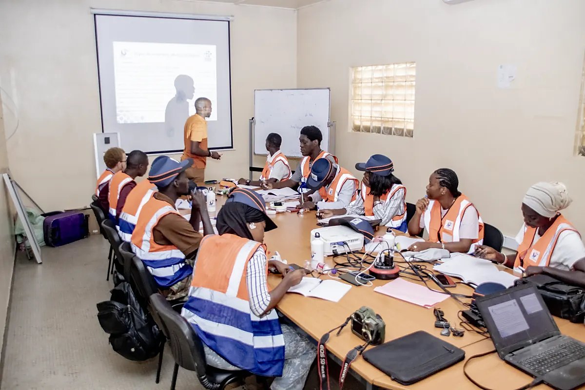 Les stagiaires de Solar Perspectives suivent un cours en salle, autour d’une grande table