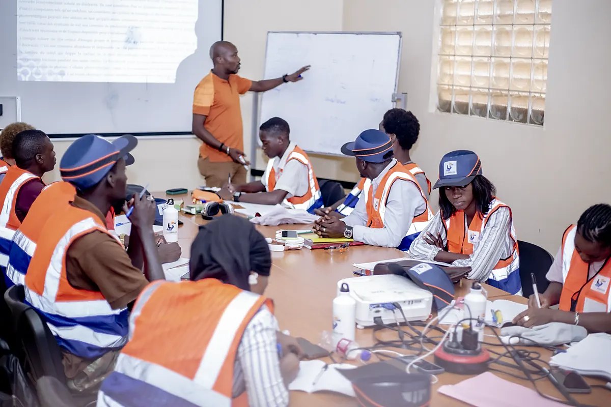 Un formateur explique au tableau devant les stagiaires de Solar Perspectives